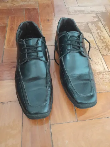 Sapato social de couro semi novo 40