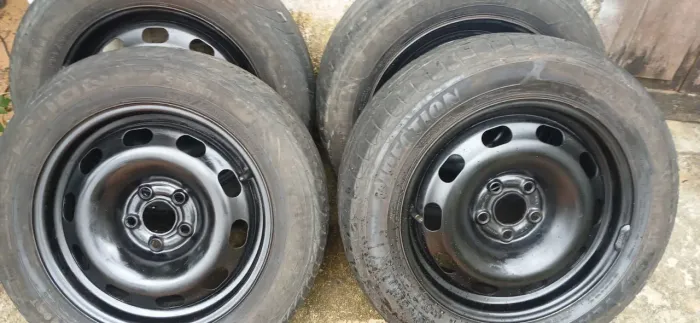 Vendo rodas com pneu 15