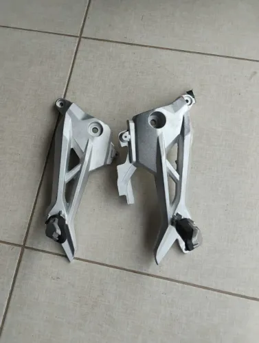 PAR DE SUPORTES DE PEDAL COMPLETO NOVO ORIGINAL DE MOTO START 160 2020/2020