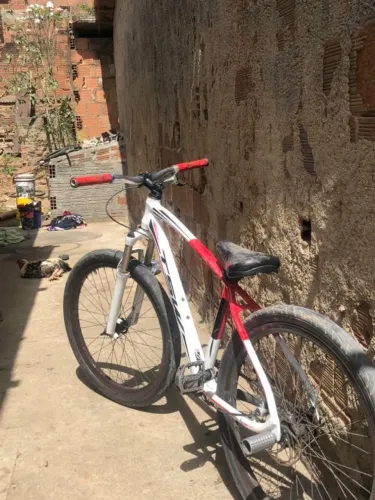 Ela só falta colocar uma gancheira e fazer a sangria do freio