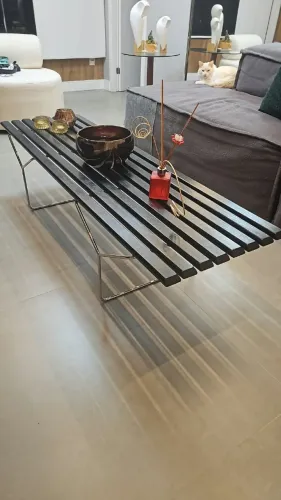 Mesa de centro ripada em madeira e pés em aço inox