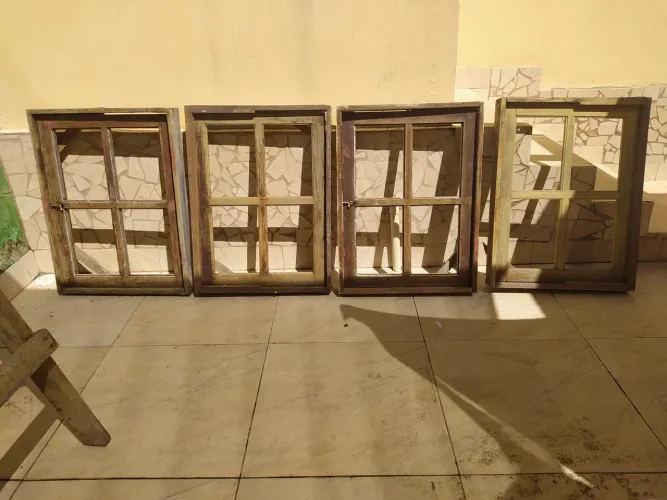 Janelas madeira e vidros