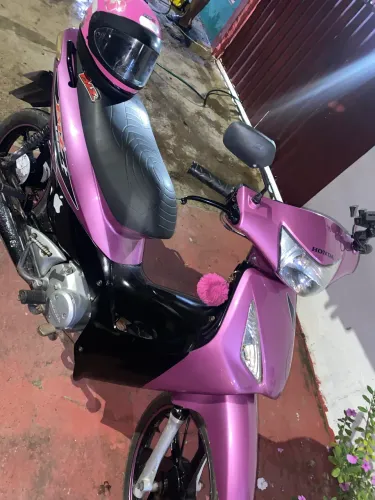 Moto Biz rose