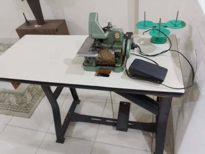 Máquina de costura overloque