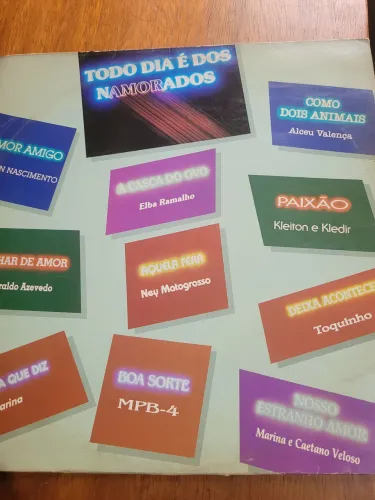 Disco de Vinil "Todo Dia é dos Namorados" com coletânea de música romântica