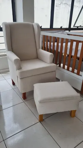 Poltrona de Amamentação com puff baú creme
