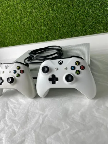 Xbox One S 1TB 2 Controles