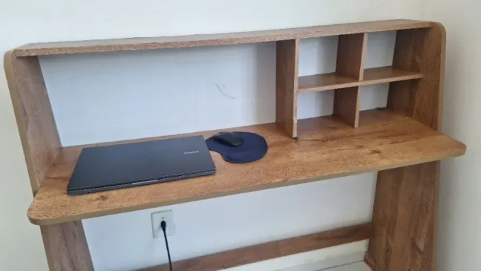 Mesa de Estudos com ninchos - Marrom amadeirado