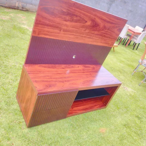 RACK COM PAINEL EM MADEIRA MACIÇA