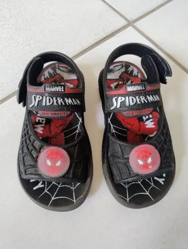 Sandália grandene do homem aranha