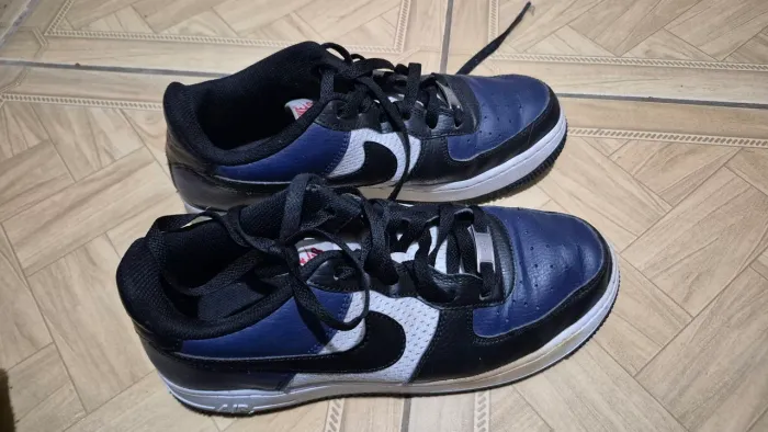 Air force 1 seminovo (usado 3 vezes), porem com uma mancha amarela.
