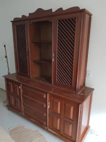 Armário para louça em madeira maciça.