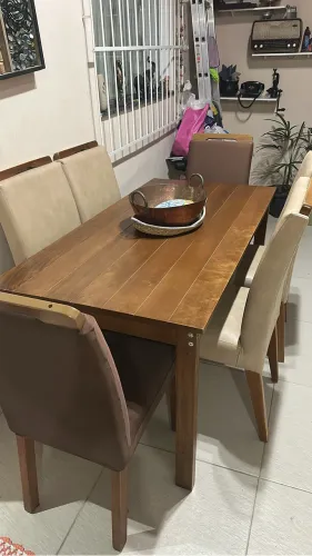 Mesa de madeira 1,60x0,80, com 6 cadeiras, semi nova, muito conservada