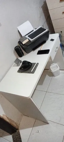 Vendo Mesa em MDF, espaçosa para Estudo ou Home Office, Ótimo Estado