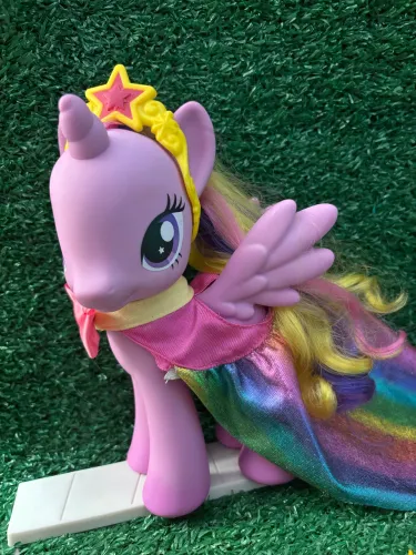 My Little Pony Twilight 22 cm com capa e coroa