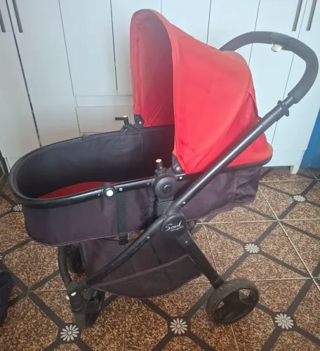 Vende-se um carrinho de bebê Moisés