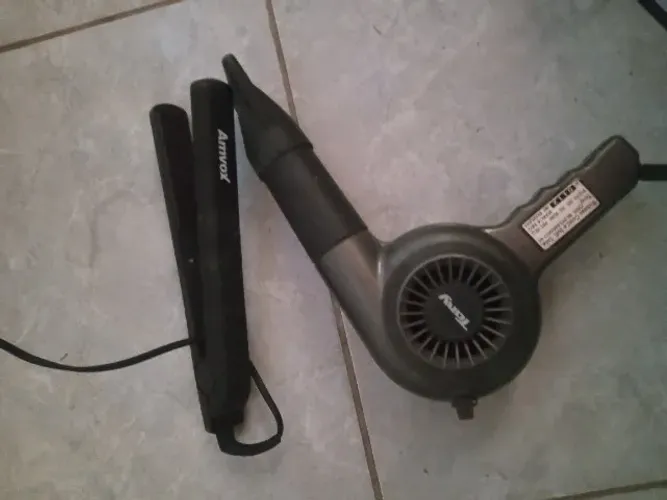 Prancha e secador de cabelo