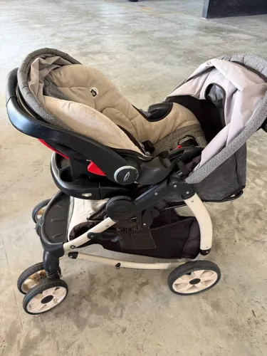 Carrinho de bebê e bebê conforto