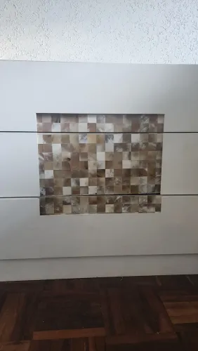 Mesa de cabeceira com gavetas 
