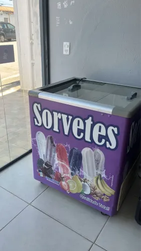 Expositor de bebida e frizzer