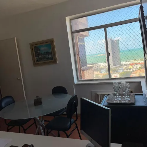 Sala comercial com vista para o mar