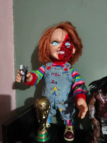 Boneco Chuck MEZCO