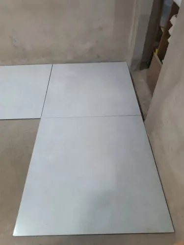 Piso medindo 86x86cm.