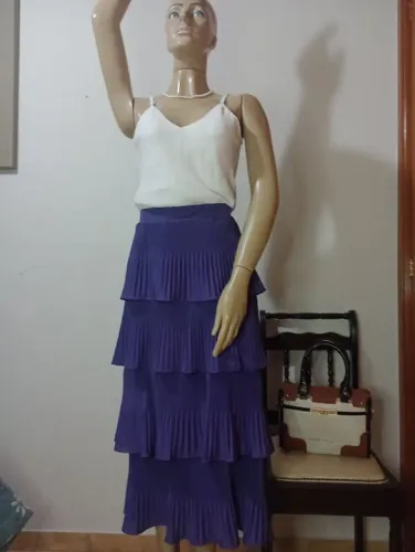 Saia midi roxa em camadas