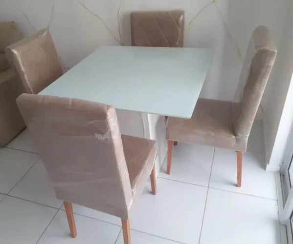 Mesa 90x90 Vidro Laqueado 4 Cadeiras Acolchoadas