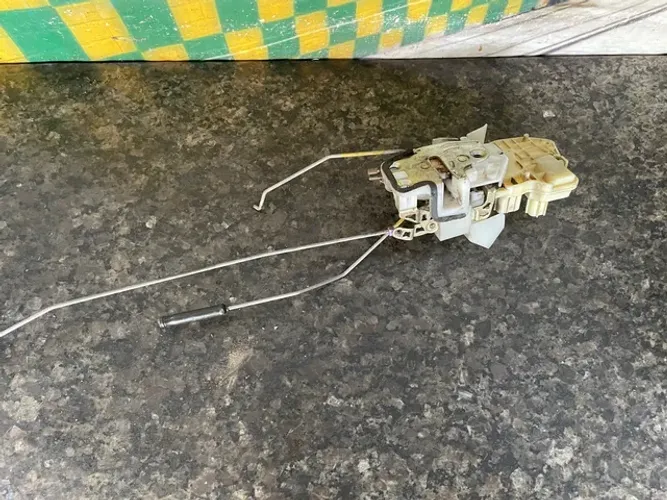 Tranca porta dianteira direita honda fit 2004 2005 2007 2008