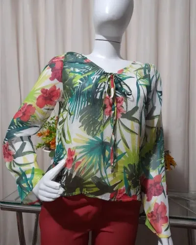 Blusa estampada,  manga comprida, um pouco transparente da YSC.YESSICA.<br>