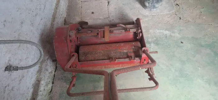Maquina cortadora de grama, bom para campos de futebol.