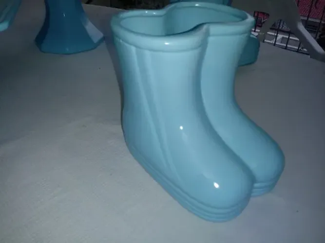 Vaso botinha azul em cerâmica 13cm altura