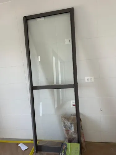 Porta de correr em alumínio retirado apartamento Plaenge.