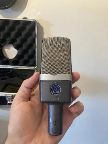 Microfone condensador AKG C214 na caixa original + pop filter de brinde