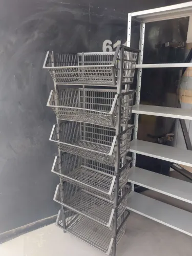 Cesta em plástico empilhavel para lojas em geral *