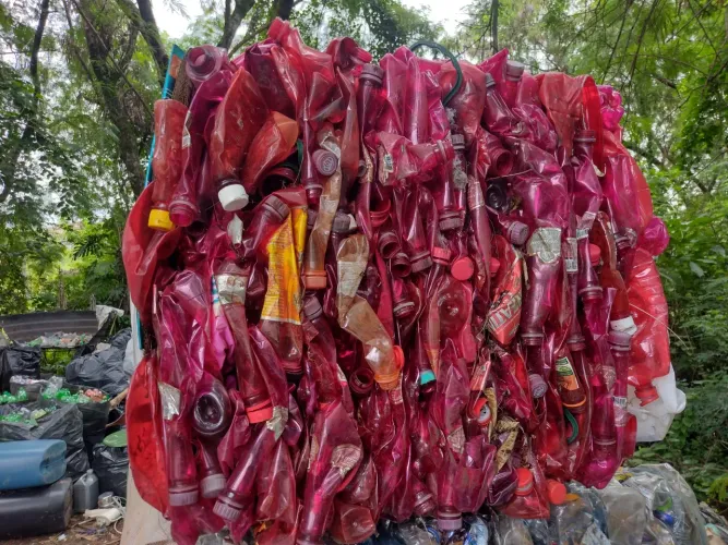 Garrafa Pet vermelha para Reciclagem