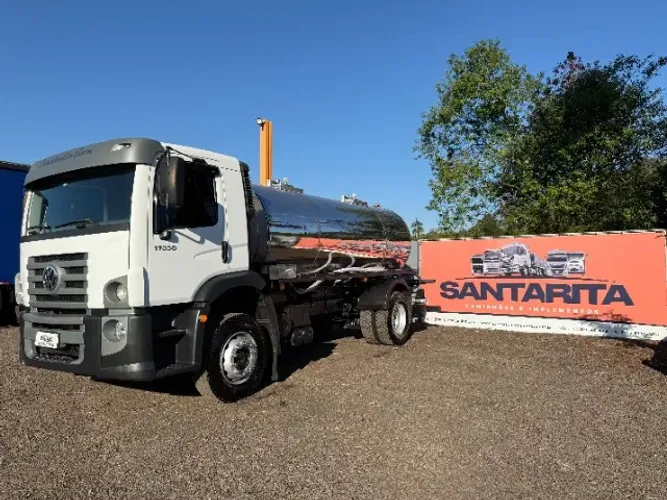 VW Volkswagen 17.330 Constellation 4X2 2018 Romeu Com Tanque Inox de Leite Romeu Revisado