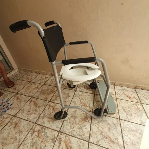 Cadeira de roda para banho e assento sanitário 