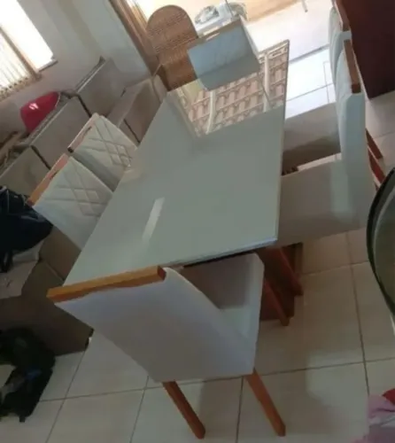Mesa de Jantar com Cadeiras