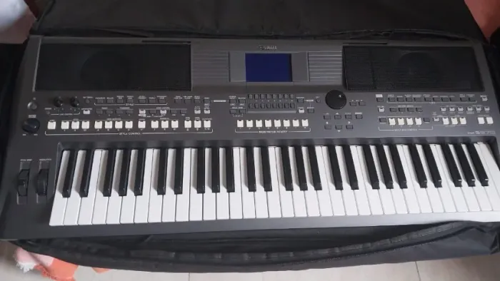 Teclado Yamaha PSR S670 