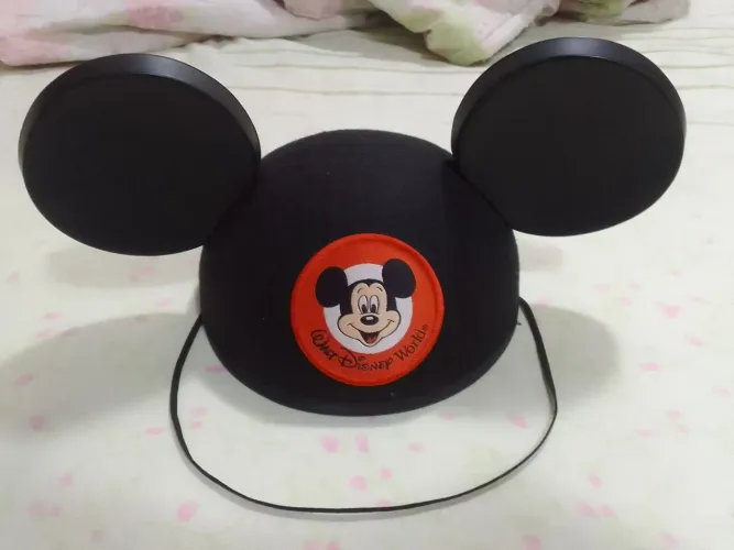 Um Chapéu Tema Mickey Original. 