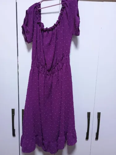 Vestido juvenil roxo com detalhes em bolinhas