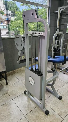 Maquina glúteo academia
