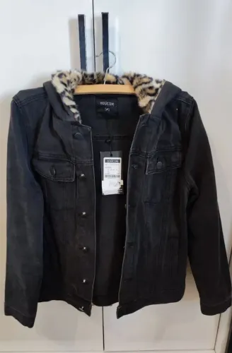 Jaqueta Jeans com Capuz