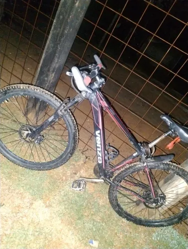 Bike aro 29 quadro venzo preta com adesivos vermelho e branco