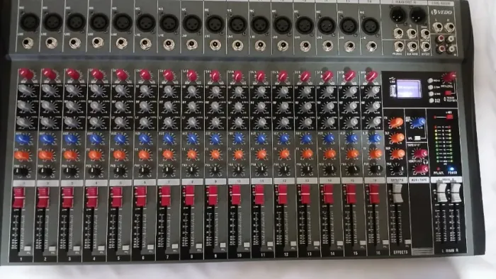 Mesa de som 16 canais Nova na caixa