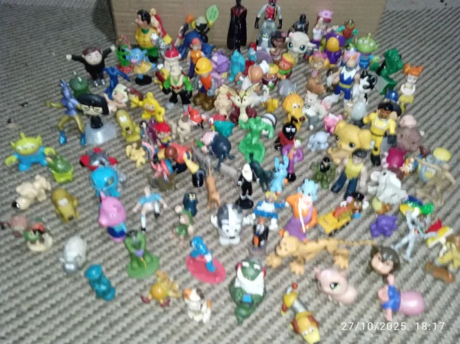 Brinquedos em miniatura diversos. Kit com 130 peças. Algumas raridades.