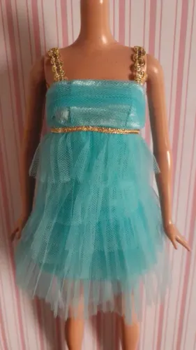 Lote de roupas da Barbie.