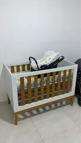 Berço de Bebê Branco com Detalhes em Madeira